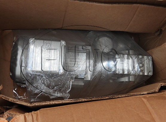 Helical gearmotor R87 DRN132M4